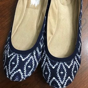 Women’s navy and white flats